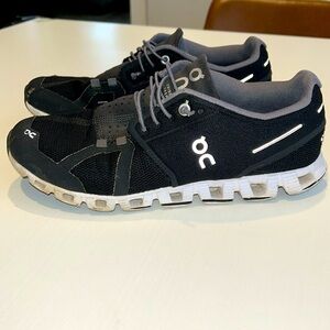 On Cloud Men’s Black Sneakers Size 7.5 Great price for used shoe